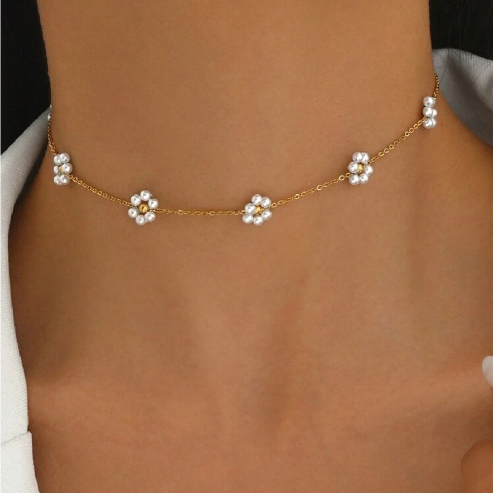 Bride Elegant Gold White beaded Flower daisy Necklace